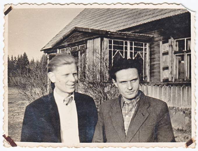 Kazimieras Jasevičius su draugu Paliulių sodyboje Dumbliūnėlių kaime